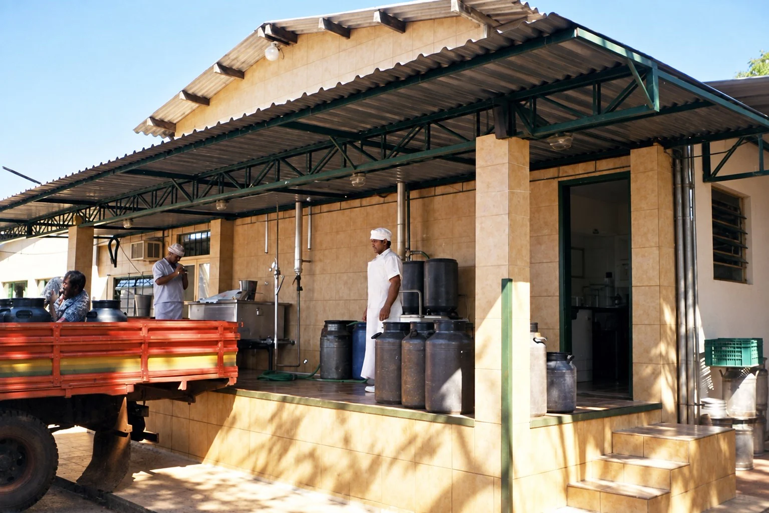 Fachada e área de recebimento do Laticínio Flor de Leite em 1999
