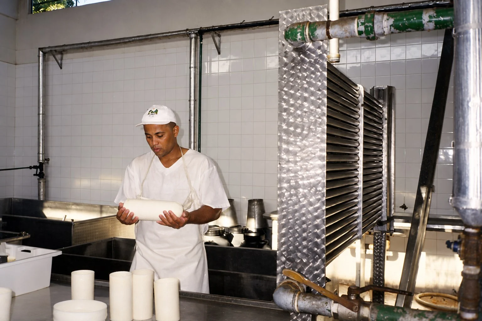 Produção de queijo e equipamentos do laticínio em 1999